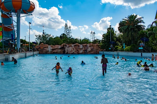 Ορλάντο Φλόριντα Απριλίου 2019 Άνθρωποι Που Απολαμβάνουν Την Πισίνα Κύμα — Φωτογραφία Αρχείου