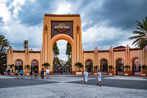 Orlando Florida Dubna 2019 Universal Studios Arch Oblačné Pozadí Citywalk — Stock fotografie