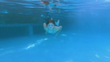 Orlando, Florida. 21 Nisan 2019 . Aquatica'da mavi su havuzunda yüzen güzel kız.