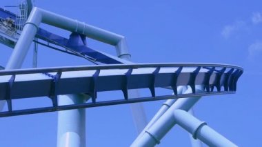 Orlando, Florida. 20 Nisan 2019. İnsanlar Uluslararası Drive alanında Seaworld eğlenceli inanılmaz Manta Ray rollercoaster sahip.