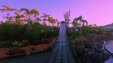 Orlando, Florida. 21 Nisan 2019 . Seaworld'de Infinity Falls cazibe bir sırılsıklam sıçrama seviyesi zevk İnsanlar.