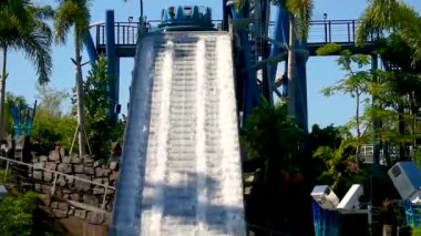 Orlando, Florida. Marzo 29, 2019. Seaworld Marinetheme Park'taki Infinity Falls'ta dünyanın en uzun düşüşünü alan insanlar-