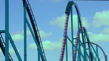 Orlando, Florida. Febrero 26, 2019 Uluslararası Drive alanında Tema Parkı'nda Amazing Mako Rollercoaster.