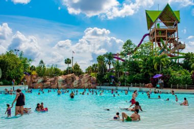 Orlando, Florida. 07 Nisan 2019. International Drive alanında Aquatica su parkı ve Hilton Hotel'in panoramik manzarası