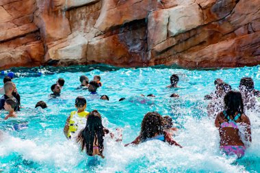 Orlando, Florida. 07 Nisan 2019. Aquatica'da bluelight suyunda eğlenen ebeveynler ve çocuklar (5).