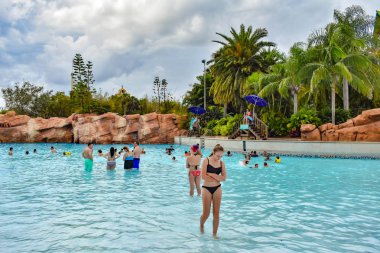Orlando, Florida. 07 Nisan 2019. Aquatica su parkında tropikal arka planda bir havuz keyfi İnsanlar (1)