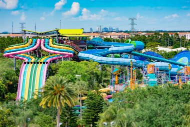 Orlando, Florida. 07 Nisan 2019. Aquatica su parkı güzel sahne Tamauta Racer slaytlar üst görünümü (1).
