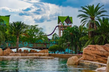 Orlando, Florida. 7 Nisan 2019. Aquatica Kulesi güzel görünümü, slayt, palmiye ağaçları ve Uluslararası Sürücü alanında bulutlu gökyüzü arka plan üzerinde havuz