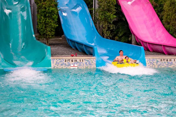 Orlando Florida Abril 2019 Hombre Niño Disfrutando Taumata Racer Emoción — Foto de Stock