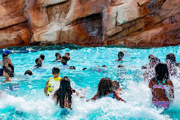 Orlando Florida Aprile 2019 Genitori Bambini Divertono Piscina Sull Acqua — Foto Stock