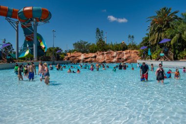 Orlando, Florida. 20 Mayıs 2019. International Drive alanında Aquatica mavi su havuzunda sıcak gün zevk İnsanlar (60)