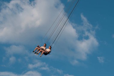 Orlando, Florida. 16 Mayıs 2019. Orlando Star Flyer'ın tadını çıkaran insanlar. Bu 450 metre ayakta dünyanın en yüksek salıncak yolculuğu. Uluslararası Sürücü alanında (12)