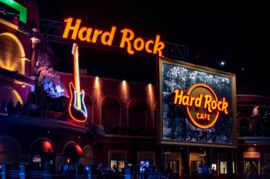 Orlando, Florida. 21 Mayıs 2019. Hard Rock Cafe İşaretler ve Universal Studios alanında Avrupa tarzı builcitywalk renkli gitar (1)