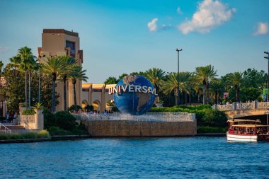 Orlando, Florida. 21 Mayıs 2019. Universal Studios alanında Citywalk Universal Studios kemer ve Dünya Küre panoramik görünümü 