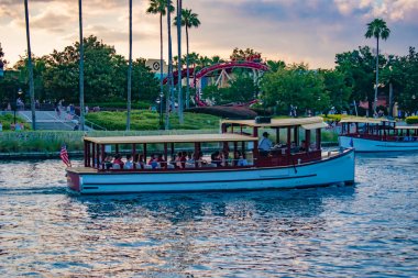 Orlando, Florida. 21 Mayıs 2019. Universal Studios alanında Citywalk rollercoaster ve taksi tekne kısmi görünümü