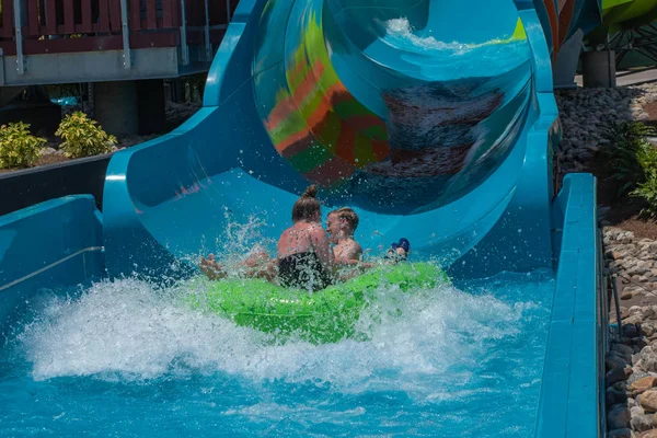 Orlando Florida Maio 2019 Pessoas Divertindo Karakare Curl Aquatica Área — Fotografia de Stock