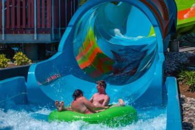Orlando, Florida. 20 Mayıs 2019 Aquatica'da Karekare kıvrımı keyfi yapanlar (20)