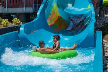 Orlando, Florida. 20 Mayıs 2019 Aquatica'da Karekare kıvrımı keyfi yapanlar (18)