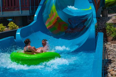 Orlando, Florida. 20 Mayıs 2019 Aquatica'da Karekare kıvrımı keyfi yapanlar (10)