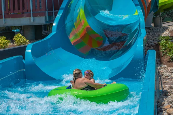Orlando Florida Maio 2019 Pessoas Desfrutando Karekare Curl Aquatica — Fotografia de Stock