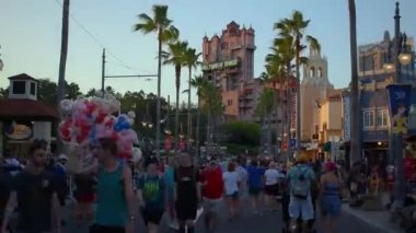 Orlando Florida'da. 26 Mayıs 2019. Sunset Bulvarı'nda yürüyen insanların ve Hollywood Stüdyoları'nda Disney balonları satan insanların zaman atlamalı