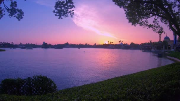 フロリダ州オーランド2019年5月25日エプコットのカラフルな夕日の背景にドックサイドのパノラマビュー — ストック動画