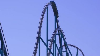 Orlando, Florida. 25 Mayıs 2019. İnsanlar International Drive alanında Seaworld müthiş Mako rollercoaster zevk.