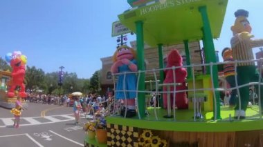 Orlando, Florida. 25 Mayıs 2019. Uluslararası Drive alanında Seaworld susam Street Party Parade