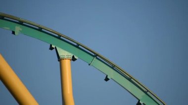 Orlando, Florida. 29 Mayıs 2019. International Drive alanında Seaworld inanılmaz Kraken rollercoaster zevk İnsanlar.