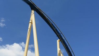 Tampa Bay, 19 Mayıs 2019. İnsanlar Busch Gardens inanılmaz Montu rollercoaster zevk