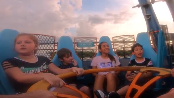 奥兰多 佛罗里达州2019年5月6日 男孩和女孩享受无限瀑布在海洋世界的日落背景 — 图库视频影像