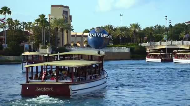 Orlando, Florida. 21. května 2019. Panoramatický pohled na Arch Universal Studios, světovou sféru, palmové stromky a lodní taxi v Citywalk v oblasti Universal Studios