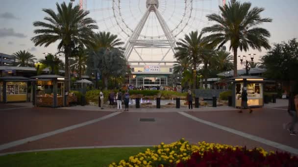 Orlando Florida Mayo 2019 Gente Disfrutando Zona Icon Park Vista — Vídeos de Stock