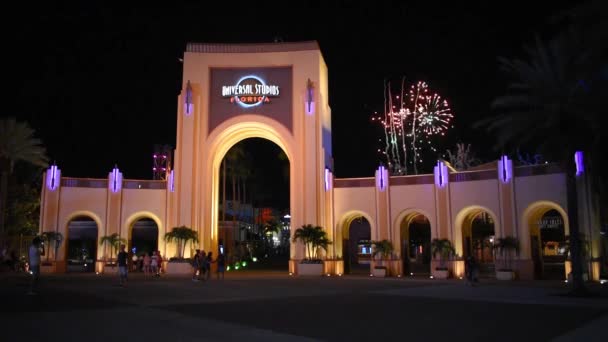 Orlando Florida Maggio 2019 Persone Piedi Intorno Universal Studios Arco — Video Stock