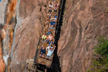 Orlando, Florida. 29 Nisan 2019 Walt Disney World'de Animal Kingdom'da Expedition Everest rollercoaster'ın keyfini çıkaran heyecanlı insanlar (1).