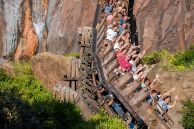 Orlando, Florida. 29 Nisan 2019 Walt Disney World'de Animal Kingdom'da Expedition Everest rollercoaster'ın keyfini çıkaran heyecanlı insanlar (4).