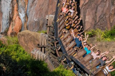 Orlando, Florida. 29 Nisan 2019 Walt Disney World'de Animal Kingdom'da Expedition Everest rollercoaster'ın keyfini çıkaran heyecanlı insanlar (3)