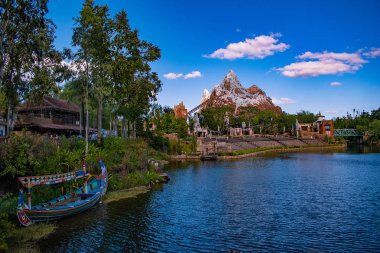 Orlando, Florida. 29 Nisan 2019 Hayvanlar Aleminde Renkli tekne, mavi göl ve Expedition Everest dağı.