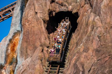 Orlando, Florida. 29 Nisan 2019 Walt Disney World'de Animal Kingdom'da Expedition Everest rollercoaster'ın keyfini çıkaran heyecanlı insanlar (16)