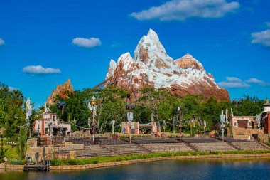 Orlando, Florida. 29 Nisan 2019 Expedition Everest dağ ve Tiyatro Üzerinde Lightblue bulutlu gökyüzü arka plan Hayvanlar Alemi (1)
