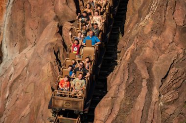 Orlando, Florida. 29 Nisan 2019 Animal Kingdom'da Expedition Everest rollercoaster'ın keyfini çıkaran insanlar (3).