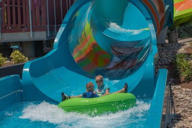 Orlando, Florida. 20 Mayıs 2019. Uluslararası Drive alanında Aquatica'da karakare kıvrılmış eğlenmek insanlar (1).