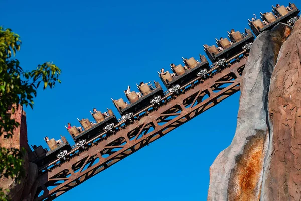 Orlando Florida Abril 2019 Gente Emocionada Disfrutando Montaña Rusa Expedition — Foto de Stock