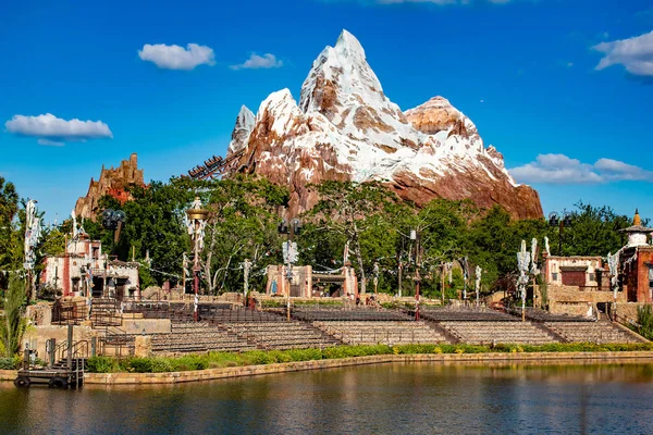 Orlando, Florida. 29 Nisan 2019 Hayvanlar Aleminde Sefer Everest rollercoaster ve Tiyatro Panoramik görünümü (1).