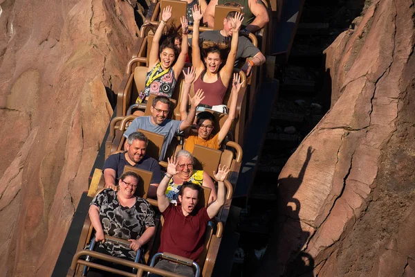 Orlando, Florida. 29 Nisan 2019 Animal Kingdom'da Expedition Everest rollercoaster'ın keyfini çıkaran insanlar (9)