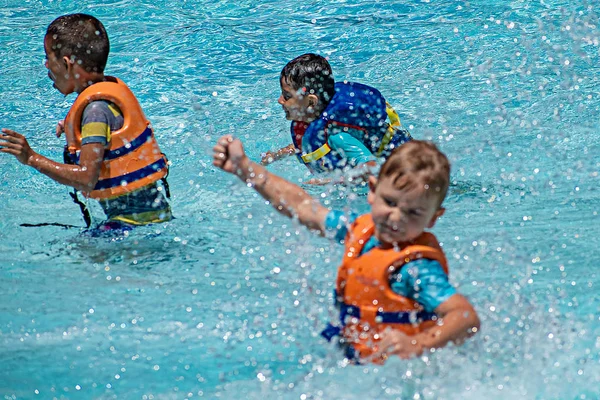 Orlando Florida Mai 2019 Kleine Jungen Spielen Mit Künstlichen Wellen — Stockfoto