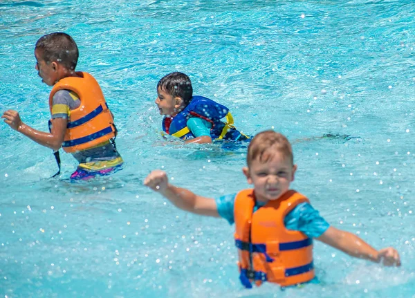 Orlando Florida Mai 2019 Kleine Jungen Spielen Mit Künstlichen Wellen — Stockfoto