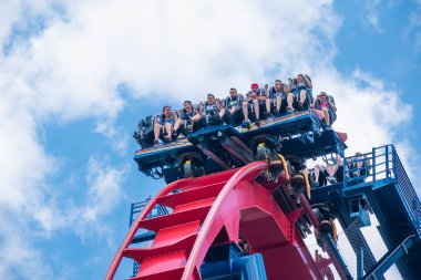 Tampa Körfezi, Florida. 30 Nisan 2019. Busch Gardens Tema Parkı'nda sheikra rollercoaster binmek enyoing insanların heyecanlı yüzleri (5)