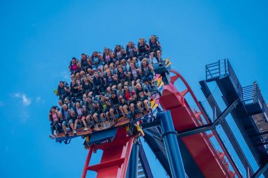 Tampa Körfezi, Florida. 30 Nisan 2019. Busch Gardens Tema Parkı'nda sheikra rollercoaster binmek enyoing insanların heyecanlı yüzleri (8)
