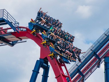 Tampa Körfezi, Florida. 30 Nisan 2019. Busch Gardens Tema Parkı'nda sheikra rollercoaster binmek enyoing insanların heyecanlı yüzleri (14)